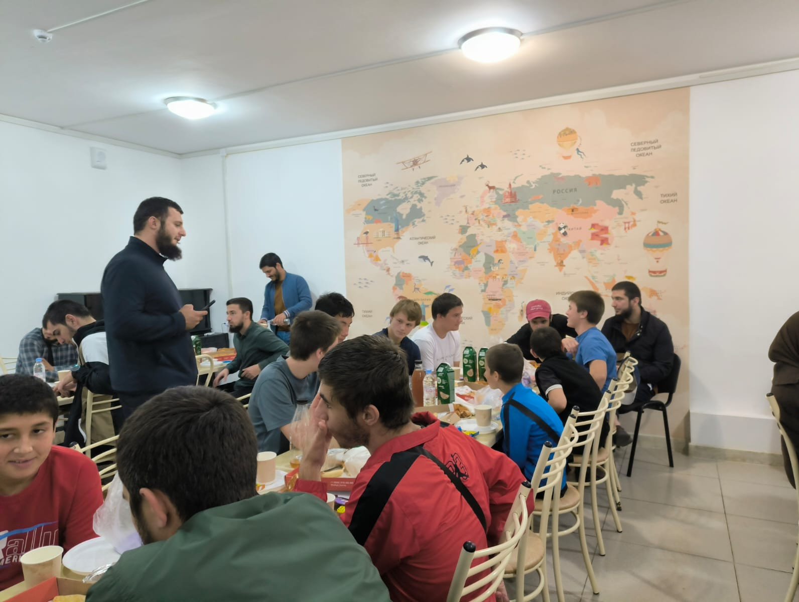 Представители "Семейная галерея" и " Токио" в гостях у воспитанников детского дома.